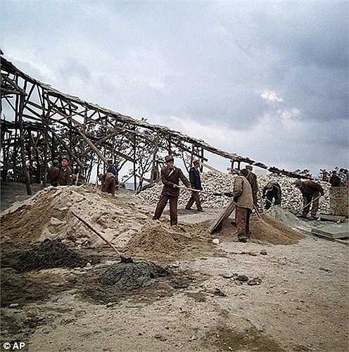 Lính Triều Tiên thi công khu trượt tuyết