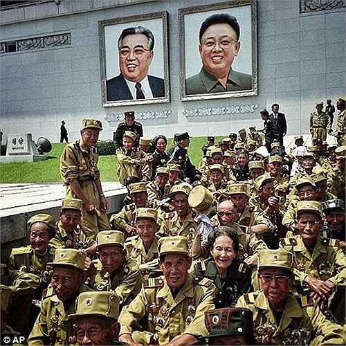 Những binh lính từng tham gia chiến tranh liên Triều những năm 1950-1953 đến trước khu cung điện Mặt Trời có di hài của hai cố lãnh đạo Kim Nhật Thành và Kim Jong-il