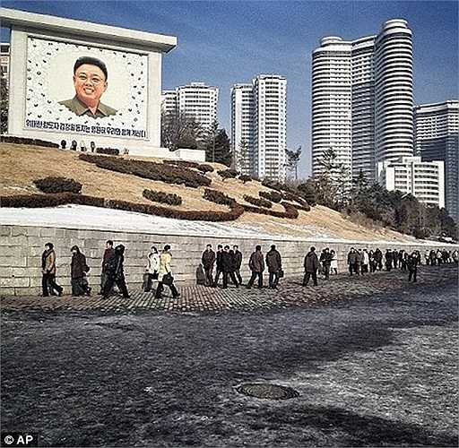Cư dân Triều Tiên tản bộ quanh bức tranh gốm cực lớn vẽ chân dung cố lãnh đạo Kim Jong-il