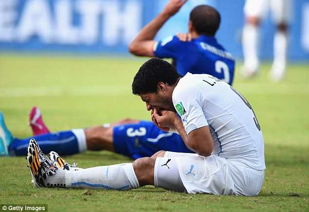 Suarez đau răng sau pha va chạm với Chiellini