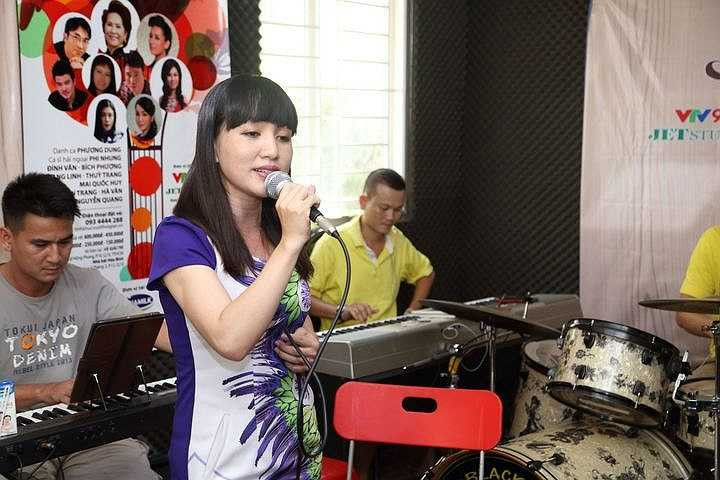 Các ca sỹ tham gia 'Tình khúc vượt thời gian như Phương Dung, Đình Văn, Phi Nhung, Uyên Trang, Thuỳ Trang, Bích Phượng, Hà Vân X -Factor đã có buổi tập luyện cùng với ban nhạc. 