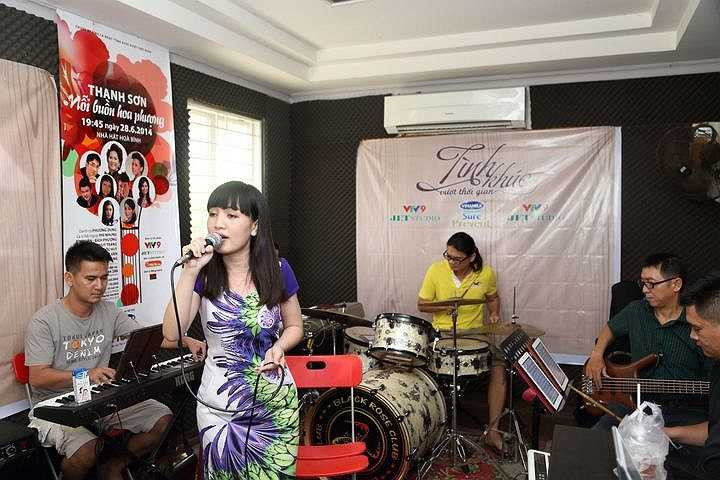 Lần đầu tiên xuất hiện trong chương trình, ca sỹ Hà Vân không tránh khỏi hồi hộp khi lần đầu tiên kết hợp cùng nam ca sĩ Đình Văn ca khúc Hương tóc mạ non gắn liền kỷ niệm về vợ của nhạc sỹ Thanh Sơn