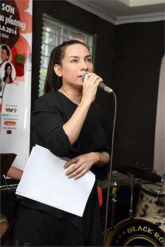 Cô trình diễn ca khúc chủ đề của đêm nhạc Nỗi buồn hoa phượng