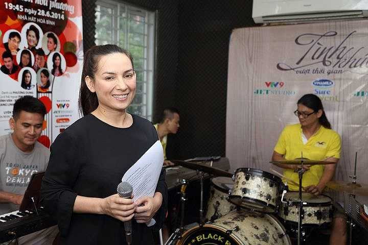 Phi Nhung cũng thể hiện mối tình đầu đời ngây thơ bên cây hoa phượng vĩ cùng tình khúc Thương ca mùa hạ