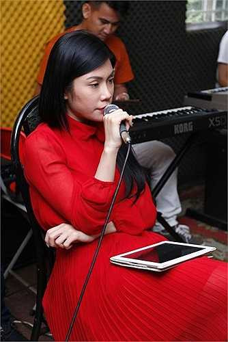 Chương trình cũng hứa hẹn mang đến nhiều bất ngờ cho khán giả với sự kết hợp lần đầu tiên giữa các ca sỹ như Phi Nhung – Uyên Trang – Thuỳ Trang