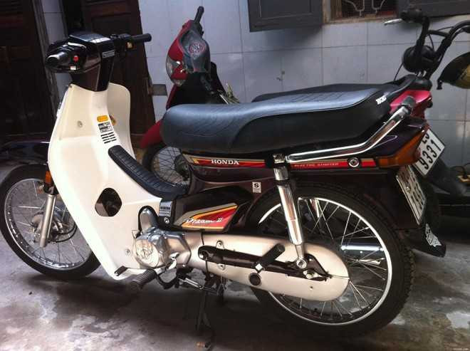 Dream II zin thường có yếm ngả vàng, lốc máy trắng nhưng không bóng, và dây điện còn mới.