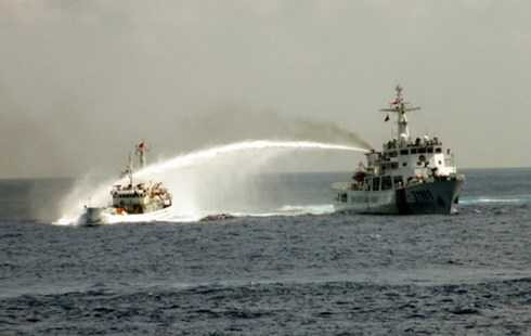 Tàu Trung Quốc (tàu lớn bên phải) phun vòi rồng, tấn công tàu nhỏ hơn của Việt Nam