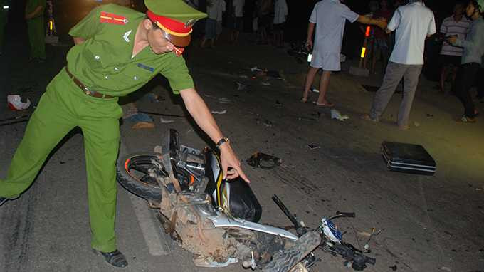 Một xe máy phần trước của xe bị nát bét