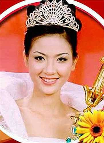 Phan Thu Ngân đăng quang ngôi vị cao nhất của cuộc thi Hoa hậu Việt Nam vào năm 2000 với chiều cao 1m69, cân nặng 49kg và số đo ba vòng 79-61-92. Tuy chiều cao không quá nổi bật, người đẹp Đồng Nai vẫn được công chúng và giới chuyên môn đánh giá cao bởi vẻ đẹp vô cùng thanh lịch, rạng rỡ. Được nhiều người kỳ vọng sẽ 'đem chuông đi đánh xứ người', song cô nhanh chóng rút lui vào hậu trường và lập gia đình với thiếu gia Mai Thanh Hải. 