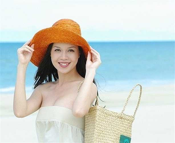 Ngọc Oanh sinh năm 1980, cao 1m67. Cô giành ngôi vị Á hậu tại cuộc thi Hoa hậu Việt Nam 2000 khi đang là sinh viên năm thứ 2 của ĐH Sư phạm Hải Phòng. Sau khi đăng quang, Ngọc Oanh đã thay đổi dự định trở thành cô giáo và chuyển hướng sang hoạt động trong lĩnh vực truyền thông, giải trí. 