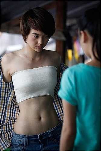 Sang tới tập 32 gần đây, Đông Dương tự mình cởi áo chứng minh thân phận nữ nhi với Thêu (Nhã Phương) - cô gái từ lâu theo đuổi Đông Dương. 