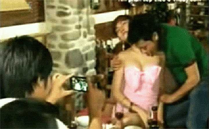 Đầu năm 2012, ê-kíp của bộ phim truyền hình 'Hoa nắng' vấp phải chỉ trích của công chúng khi đưa cảnh liếm ngực lên màn ảnh. Lấy đề tài phản ánh lối sống sa đà của một bộ phận giới trẻ, trong tập 3 của phim, nhân vật nam tên Phúc (Hoàng Anh đóng) có hành động liếm ngực bạn gái Linh (Phương Đài) khi cô này vô tình làm đổ rượu lên người.