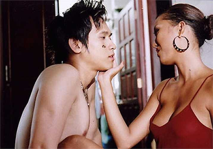 Trong bộ phim đình đám 'Chuông reo là bắn', nhân vật của Phi Thanh Vân có khá nhiều trường đoạn diện áo 2 dây, đồ lót để lộ phần lớn bộ ngực trên màn ảnh.