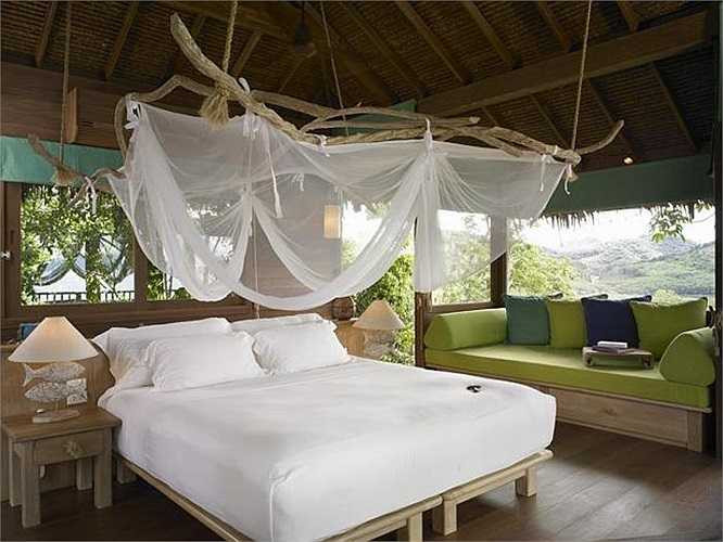 1. Six Senses Yao Noi ở Phang Nga, Thái Lan: Khách sạn 5 sao nằm trên đảo thuộc vịnh Phang Nga, giữa hai thành phố Phuket và Krabi - nơi bạn chỉ có thể tới bằng thuyền. Tất cả 56 biệt thự của khách sạn đều được xây trong rừng. 