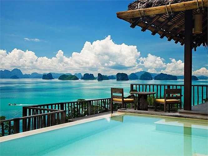 Mỗi biệt thự đều có bể bơi riêng với tầm nhìn phóng khoáng hướng ra biển xanh ngắt và những rặng núi điệp trùng. Bạn sẽ gần như chẳng thể thốt nên lời khi ngắm một khung cảnh đẹp đến dường này! 