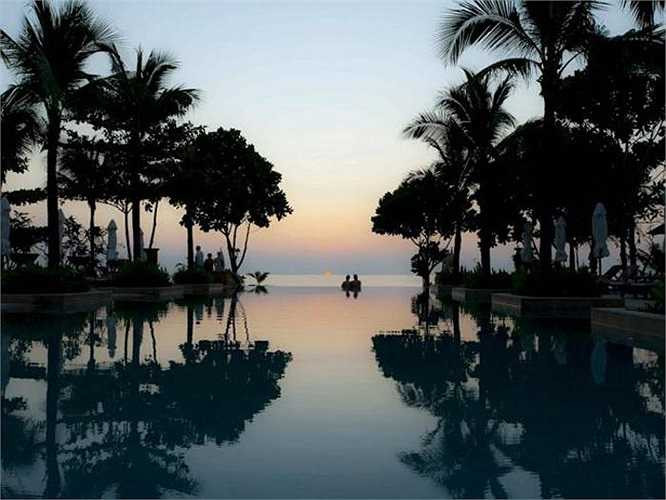 4. Layana Resort & Spa ở Koh Lanta, Thái Lan: Những bãi biển dài miên man ở Koh Lanta vẽ nên bức tranh đầy say đắm về một thiên đường nhiệt đới mà bất cứ du khách nào cũng sẽ phải lòng ngay. Điều thú vị là Koh Lanta còn khá hoang sơ. 