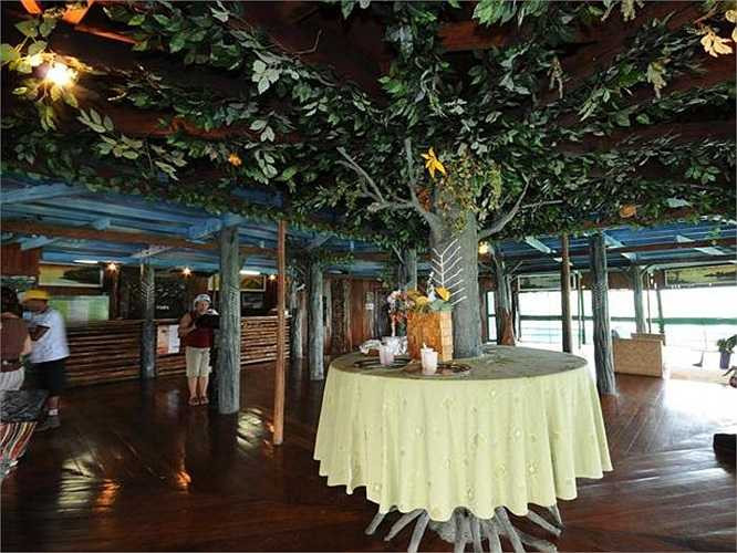 Nội thất khách sạn cũng mang đậm cảm hứng rừng già với màu xanh và cây cối không thể thiếu trên cả từng bàn ăn và trần nhà. 