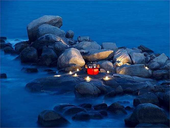 7. Banyan Tree Bintan Hôtel & Resort ở Lagoi, Indonesia: Những biệt thự xinh đẹp được xây dựng trong cánh rừng nhiệt đới, với tầm nhìn hướng ra biển Đông mênh mông. Một bữa tối lãng mạn giữa những bãi đá ngoài khơi quả thực không có gì sánh được. 
