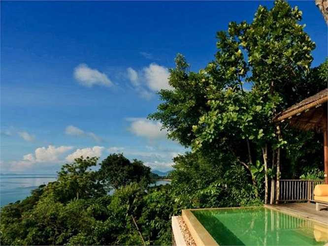 Những mảng màu xanh mướt mát của cây lá khiến cho kỳ nghỉ của bạn đến gần với thiên nhiên hơn. Du khách còn được dùng bữa tại những vọng lâu được bao quanh bởi rất nhiều cọ, có sàn kính để tiện ngắm biển xanh bên dưới. 