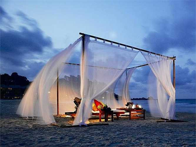 Bữa tối trên bãi biển với một khung cảnh được xếp đặt mộng mơ thế này sẽ khiến du khách xao lòng. 