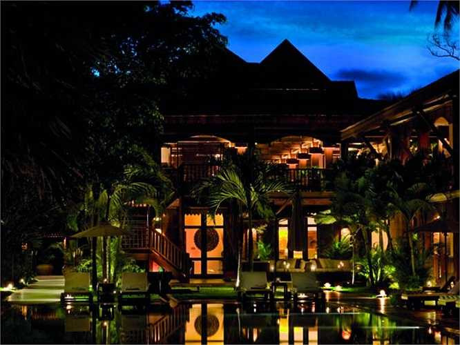 Khung cảnh êm đềm của khách sạn khi ngày chuyển sang đêm. 