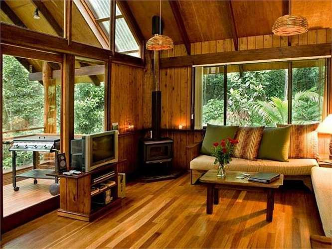 Mỗi nhà cây gồm 2 phòng ngủ, 1 bếp để khách tự phục vụ, 1 bồn tắm, 1 ban công với đồ để mở tiệc thịt nướng. Bạn có thể bị đánh thức mỗi sáng bằng giai điệu thánh thót của chim rừng. 