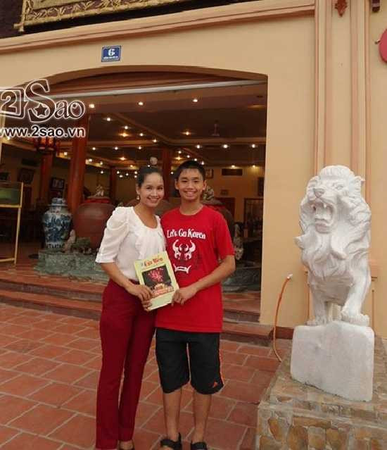 Minh Nguyệt và con trai