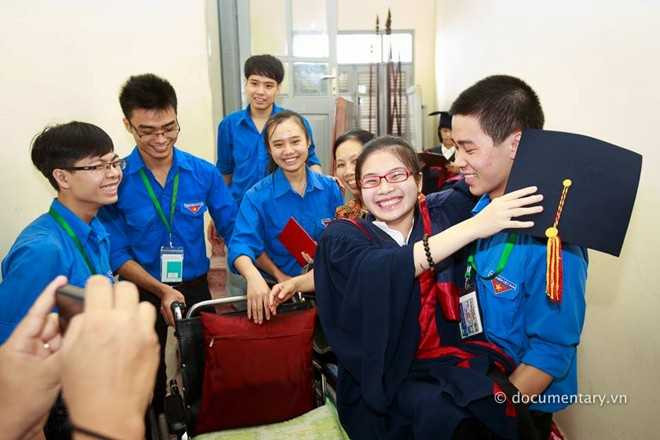 Hoa khôi 'vầng trăng khuyết' tốt nghiệp ĐH loại giỏi