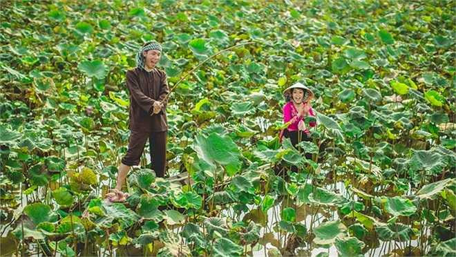 Bộ ảnh cưới của họ thật lộng lẫy không chỉ bởi thiên nhiên đồng quê Việt Nam đẹp rạng ngời, mà bởi cách thể hiện rất dung dị, rất đời thường của họ toát lên cái đẹp của hạnh phúc đơn sơ của đôi vợ chồng nhà quê vui cùng rổ khoai, bó sen, xuồng ba lá, thú vui câu cá...