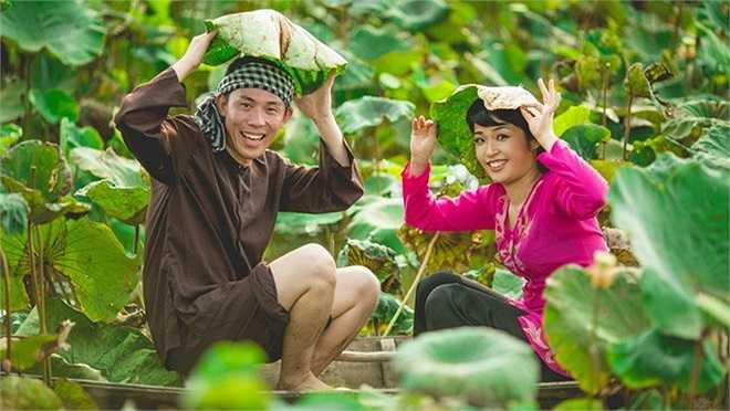 Một bạn chia sẻ trên Facebook: Hai bạn người Nhật mà sao nhìn giống người Việt Nam quá. Hy vọng sau khi hai bạn chụp bộ ảnh cưới này về lại Nhất, nhớ giới thiệu về Việt Nam với bạn bè Nhật nhiều hơn nhé.