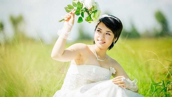 Chụp album hình cưới chỉ là một phần của lễ cưới. Có hai loại ảnh cưới: bộ đầu tiên là tháng trước đám cưới. Cô dâu và chú rể mặc Kimono, trang phục truyền thống của Nhật Bản. Bởi vì mặc cả trang phục truyền thống và Âu phục trong ngày cưới rất khó khăn. Mặc Kimono tốn rất nhiều thời gian, nên hầu hết các cặp người Nhật chọn Kimono để chụp album cưới và mặc Âu phục cho ngày diễn ra lễ cưới. 