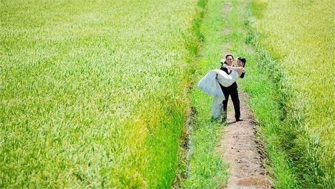 Và bộ ảnh thứ 2 là chụp vào ngày cưới gồm hình ảnh của từng gia đình và hình ảnh của nghi lễ cưới cùng tiệc cưới. 