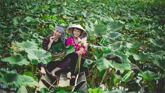 Sau khi bộ ảnh cưới chụp tại đồng quê Việt Nam của Tsutomu và Erika xuất hiện trên mạng xã hội, hàng ngàn bạn trẻ đã phản hồi và yêu thích bộ ảnh cưới của đôi uyên ương Nhật Bản mang nét đẹp dung dị của đồng quê Việt Nam này. 