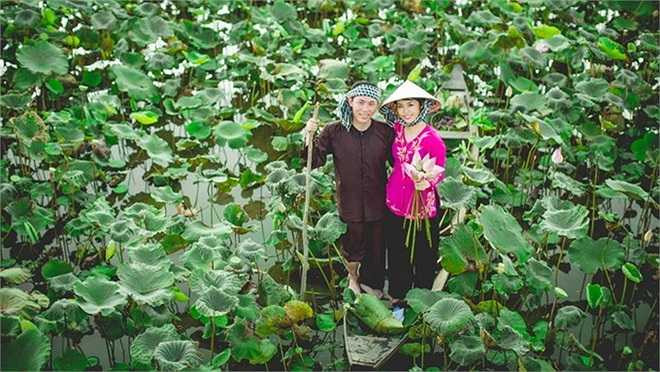 Và đây, mời bạn cùng ngắm nhìn nhìn đôi uyên ương Nhật Bản trông rất Việt Nam trên đồng lúa vàng, đồng sen thơm ngát rực thắm và trong trang phục cũng rất Việt Nam - khăn rằn và bộ quần áo bà ba.