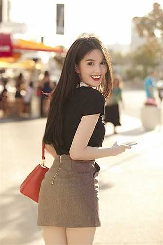 Cô luôn nổi bật với phong cách sexy, quyến rũ dù ở bất cứ nơi đâu.