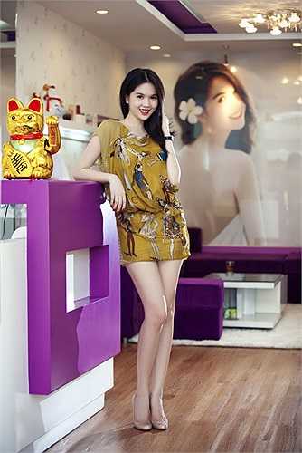 Không có chiều cao chuẩn của người mẫu, nhưng thân hình của Ngọc Trinh lại hết sức cân đối.