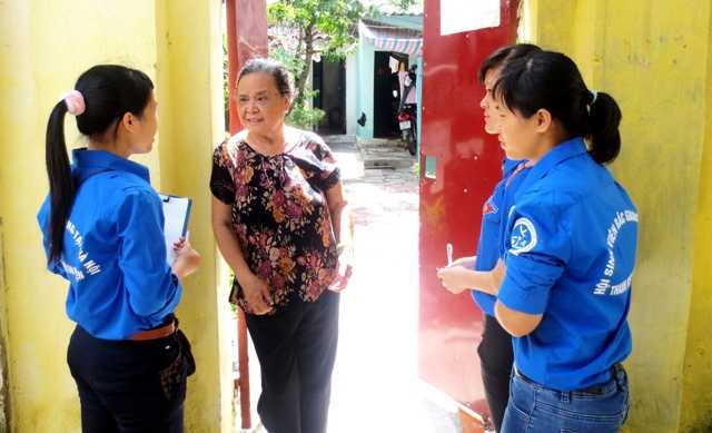 Tình nguyện đến từng hộ gia đình để liên hệ phòng miễn phí cho các thí sinh
