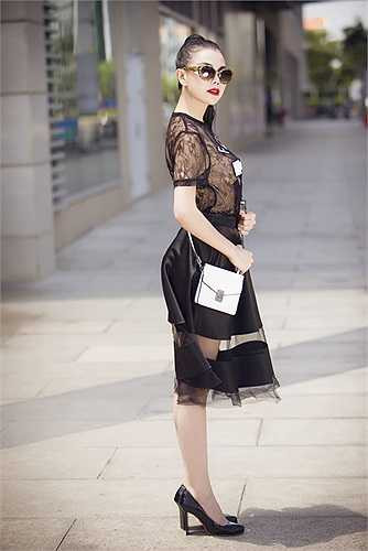 Theo người đẹp thì không nên quá an toàn khi chọn trang phục kể cả trên thảm đỏ hay thời trang đường phố. 