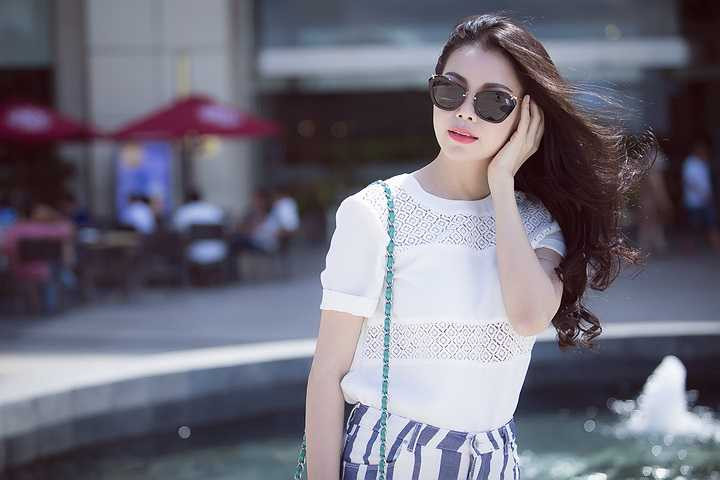 Chính vì vậy, người đẹp đã rất quyết tâm đọc các sách báo về thời trang, theo dõi cách chọn trang phục của các ngôi sao quốc tế. 