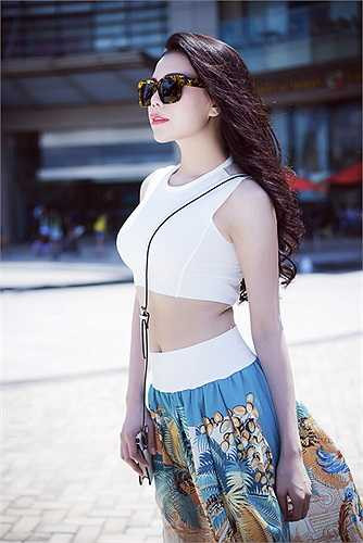 Trong tủ đồ của người đẹp có những bộ váy lên đến hàng chục ngàn đô nhưng cũng có những bộ chỉ vài triệu đồng.