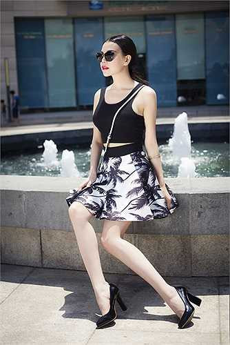 Trà Ngọc Hằng một lần nữa khẳng định sự chịu chi của mình cho trang phục đời thường khi chọn hàng loạt các thương hiệu nổi tiếng như: Louis Vuitton, Dior , Hermes, Topshop, …