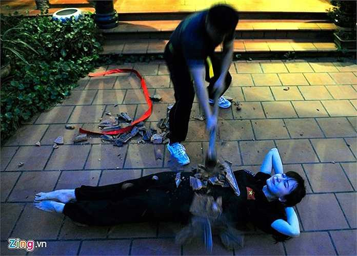 Có vẻ ngoài dịu dàng nhưng cô gái này rất mạnh mẽ, từng 5 năm học võ cổ truyền, đang ở cấp hồng đai