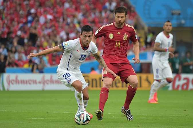 Aranguiz bóp nghẹt Xabi Alonso cùng tuyến giữa Tây Ban Nha