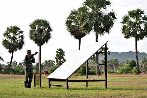 Lữ đoàn Pháo phòng không 226 (Quân khu 9) vừa hoàn thành đợt diễn tập Chỉ huy - cơ quan một bên một cấp về động viên, có một đại đội pháo phòng không bắn đạn thật. Chỉ huy Đại đội 4, Lữ đoàn Pháo phòng không 226 thông qua kế hoạch bắn đạn thật trong diễn tập. 