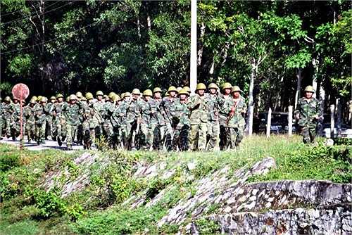 Các pháo thủ cơ động ra trận địa.