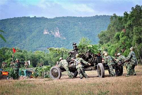 Đưa pháo vào vị trí chiến đấu.