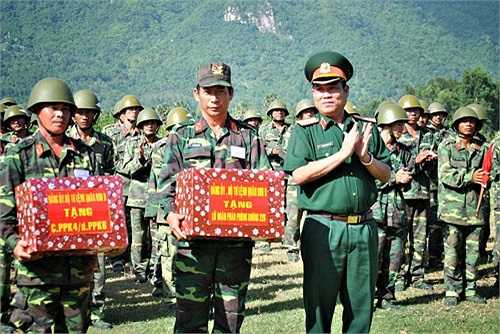 Lãnh đạo Bộ tư lệnh Quân khu 9 trao thưởng cho các đơn vị đạt thành tích bắn giỏi.