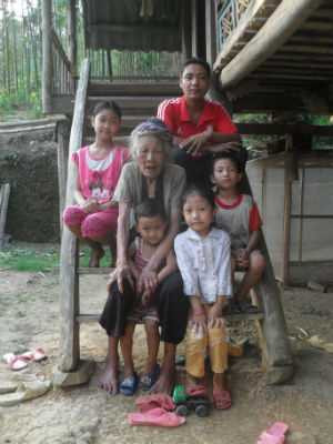 Cụ Hà Thị Sinh bên cháu, chắt, chút của mình