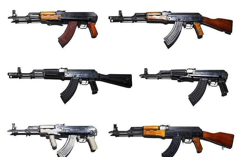 Có hơn 30 quốc gia tham gia sản xuất AK-47, một số sản xuất theo giấy phép nhưng một số sao chép lại không có phép. Mỗi quốc gia lại có những sửa đổi riêng của mình tạo ra vô số biến thể khác nhau từ AK-47 nguyên bản của Liên Xô.