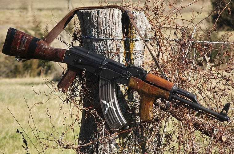 Biến thể PM md.63 do Romania sản xuất dựa trên mẫu AKM. Điểm khác biệt lớn nhất có thể nhìn thấy là bổ sung thêm tay cầm phụ phía trước. Ngoài các bộ phận bên trong, cách tháo lắp đều giống hệt AKM.